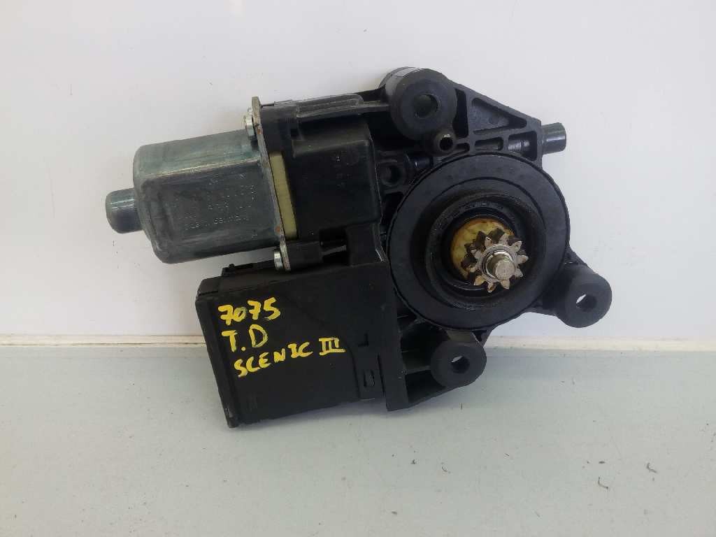 MOTOR ELEVALUNAS TRASERO DERECHO RENAULT SCENIC III 827303178R / E1-A1-28-1 / 0130822516 827303178RE1A12810130822516
