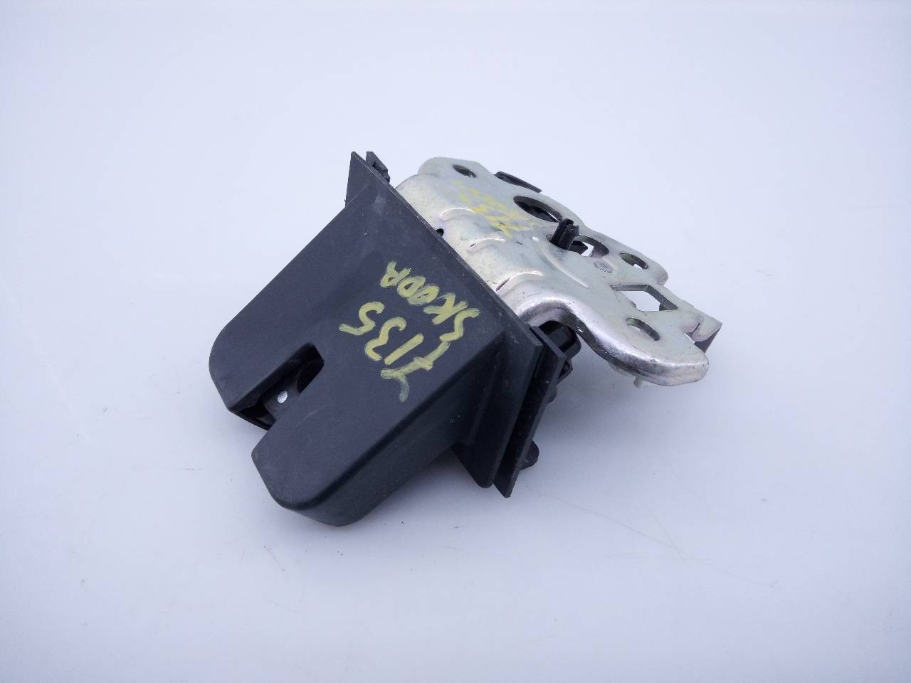CERRADURA MALETERO / PORTON SKODA SPACEBACK (5H) 5E0S27505 / E1-A5-43-2 / 18282124 5E0S27505E1A543218282124 - Vista 2