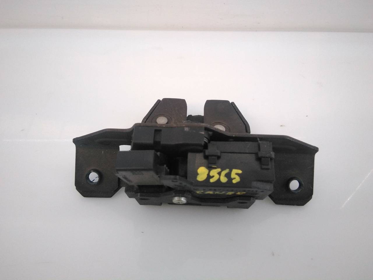 CERRADURA MALETERO / PORTON CHEVROLET CRUZE HATCHBACK 13581023 / E2-B6-4-2 13581023E2B642 - Vista 3
