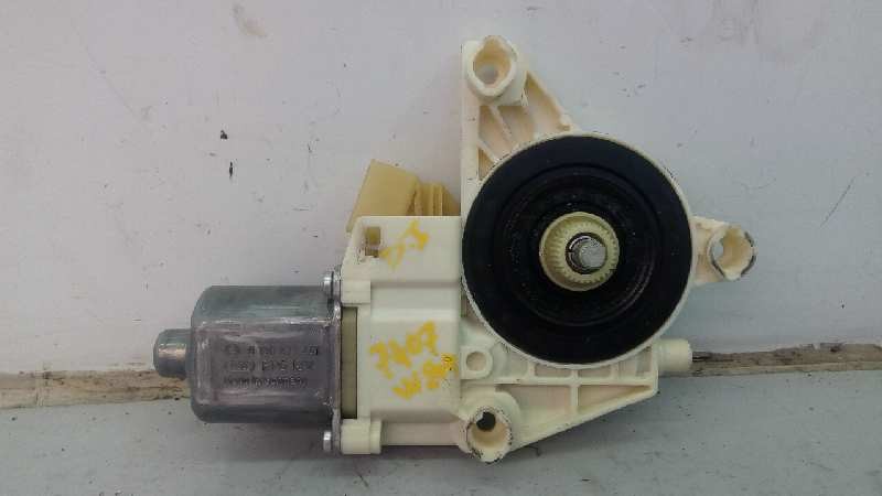 MOTOR ELEVALUNAS DELANTERO IZQUIERDO MERCEDES-BENZ CLASE C (W204) BERLINA A2048200142 / E1-A2-52-1 / 0130822441 A2048200142E1A25210130822441 - Vista 3