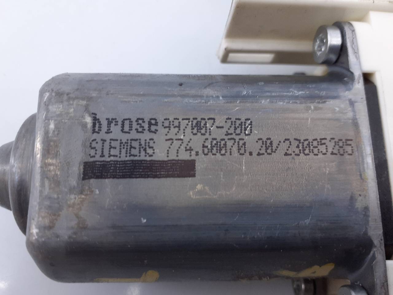 MOTOR ELEVALUNAS TRASERO IZQUIERDO AUDI A6 BERLINA (4F2) 4F0959801C / E1-B6-11-2 / 997007200 4F0959801CE1B6112997007200 - Vista 3