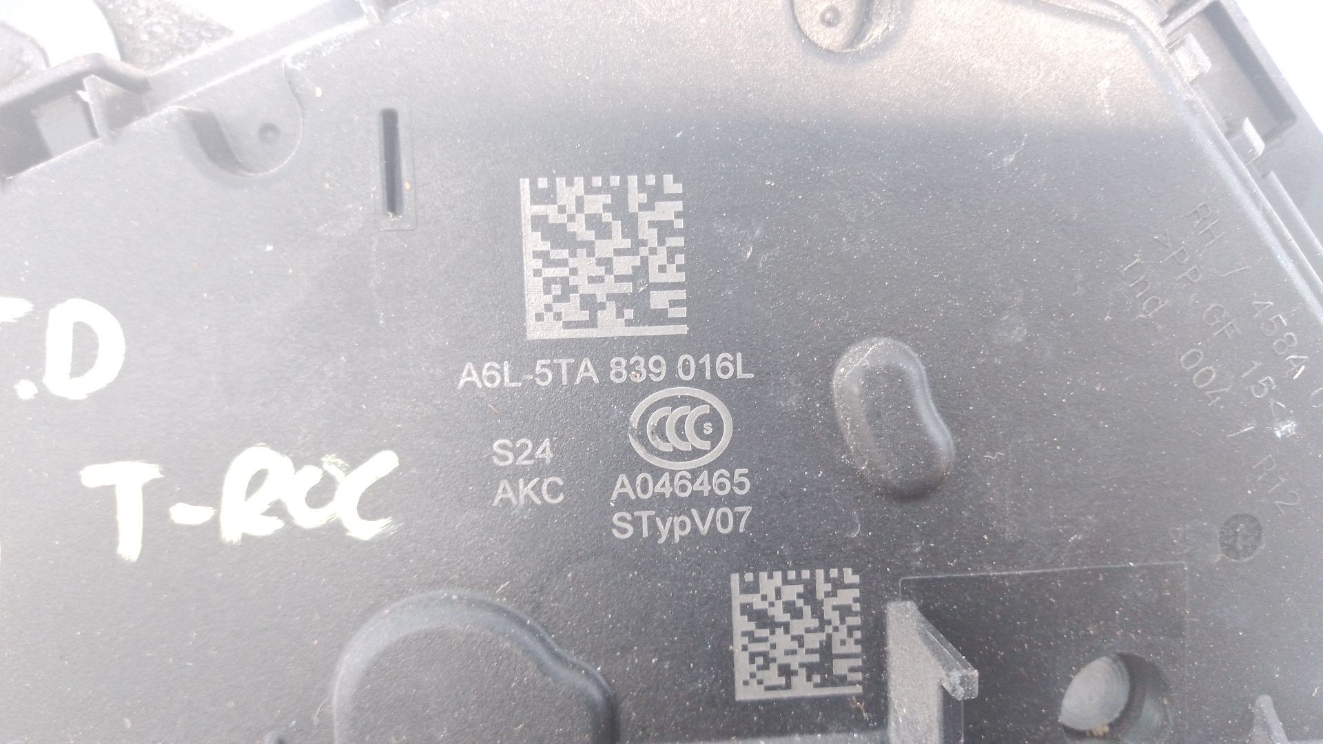 CERRADURA PUERTA TRASERA DERECHA VOLKSWAGEN T-ROC (A11, D11) 5TA839016L / E1-B6-8-1 5TA839016LE1B681 - Vista 2