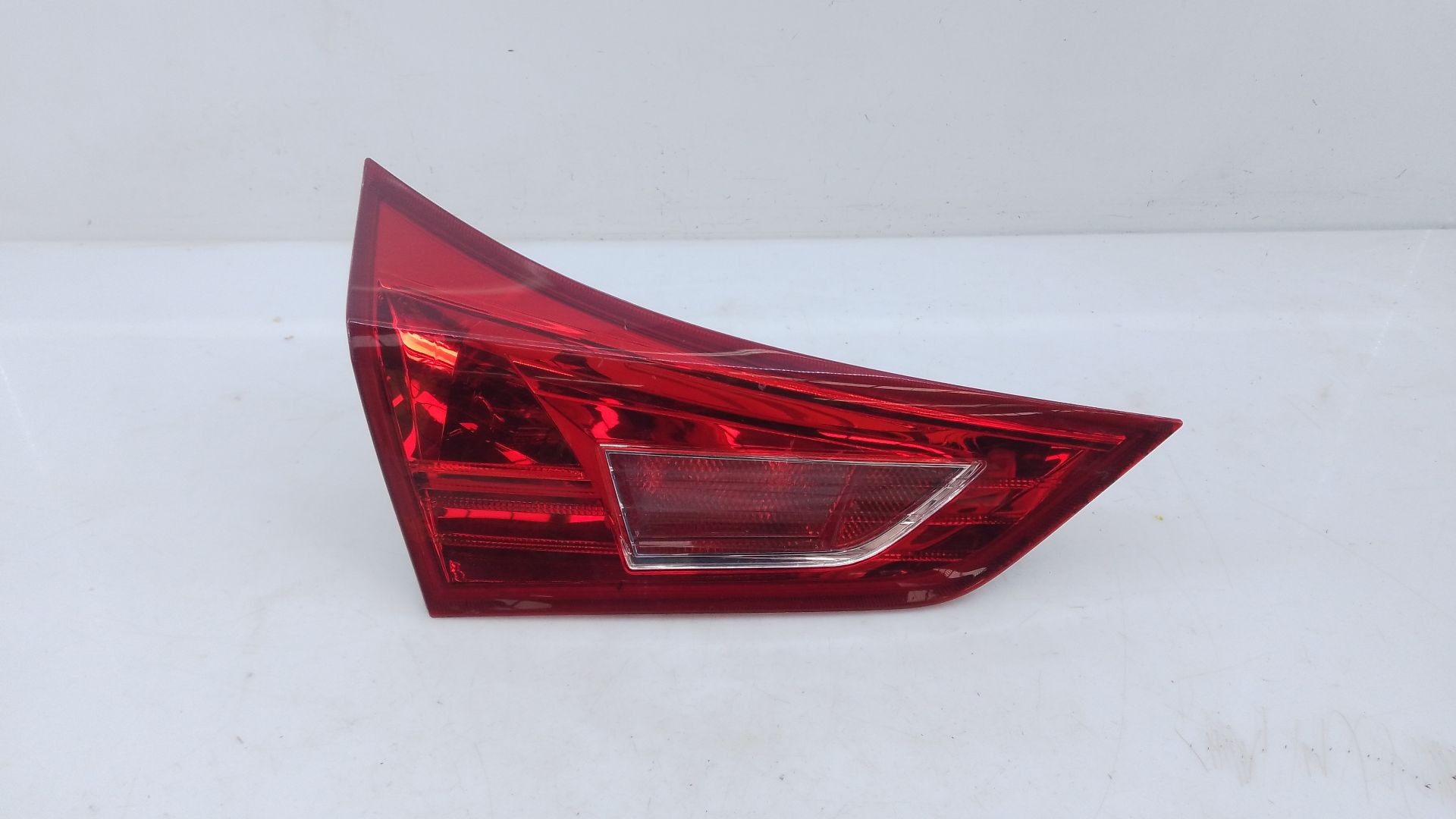 PILOTO TRASERO IZQUIERDO PORTON TOYOTA AURIS (_E18_) E2-B4-14-2 E2B4142