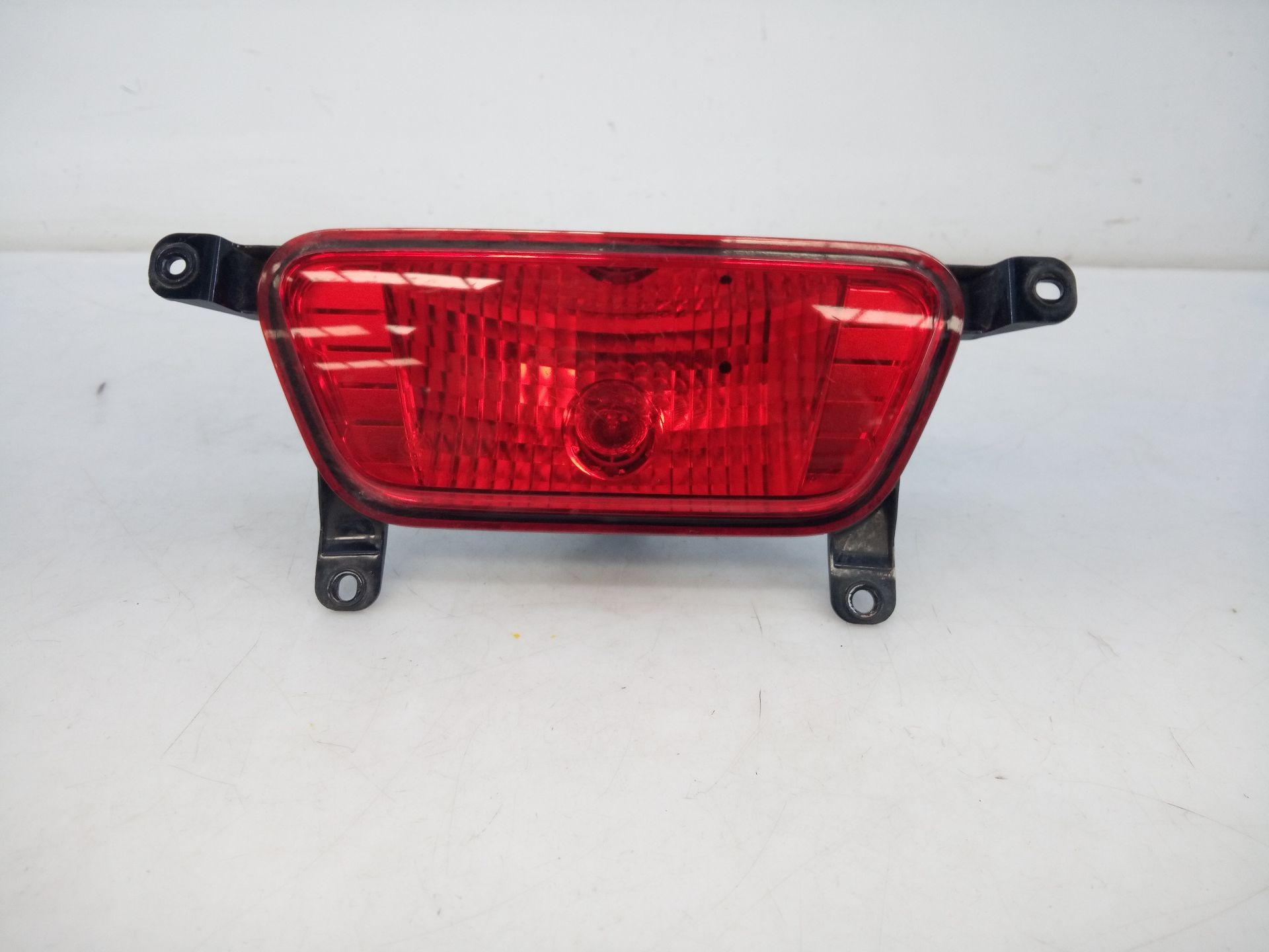 PILOTO TRASERO CENTRAL SSANGYONG TIVOLI 8386035000 / E1-B3-51-2 8386035000E1B3512