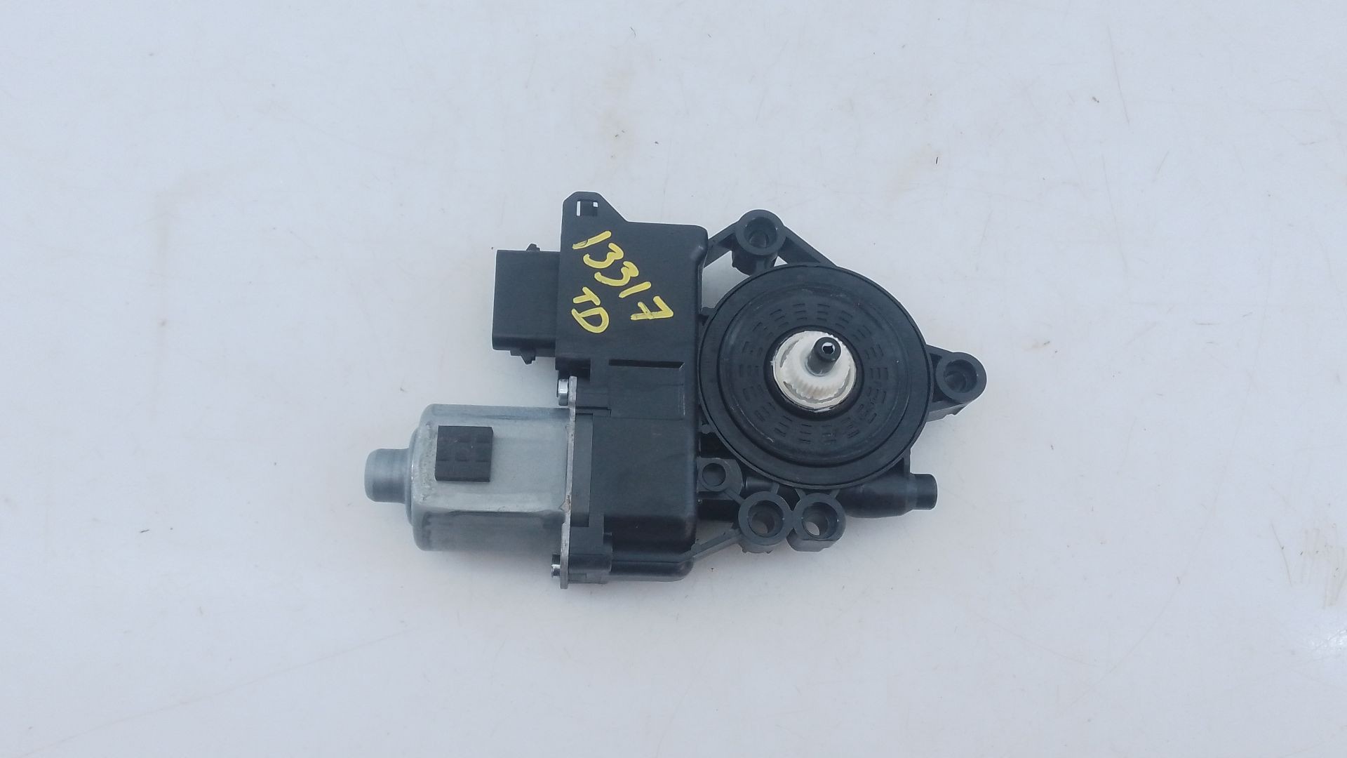 MOTOR ELEVALUNAS TRASERO DERECHO KIA CEED (CD) 83460J7020 / E2-B5-9-2 83460J7020E2B592