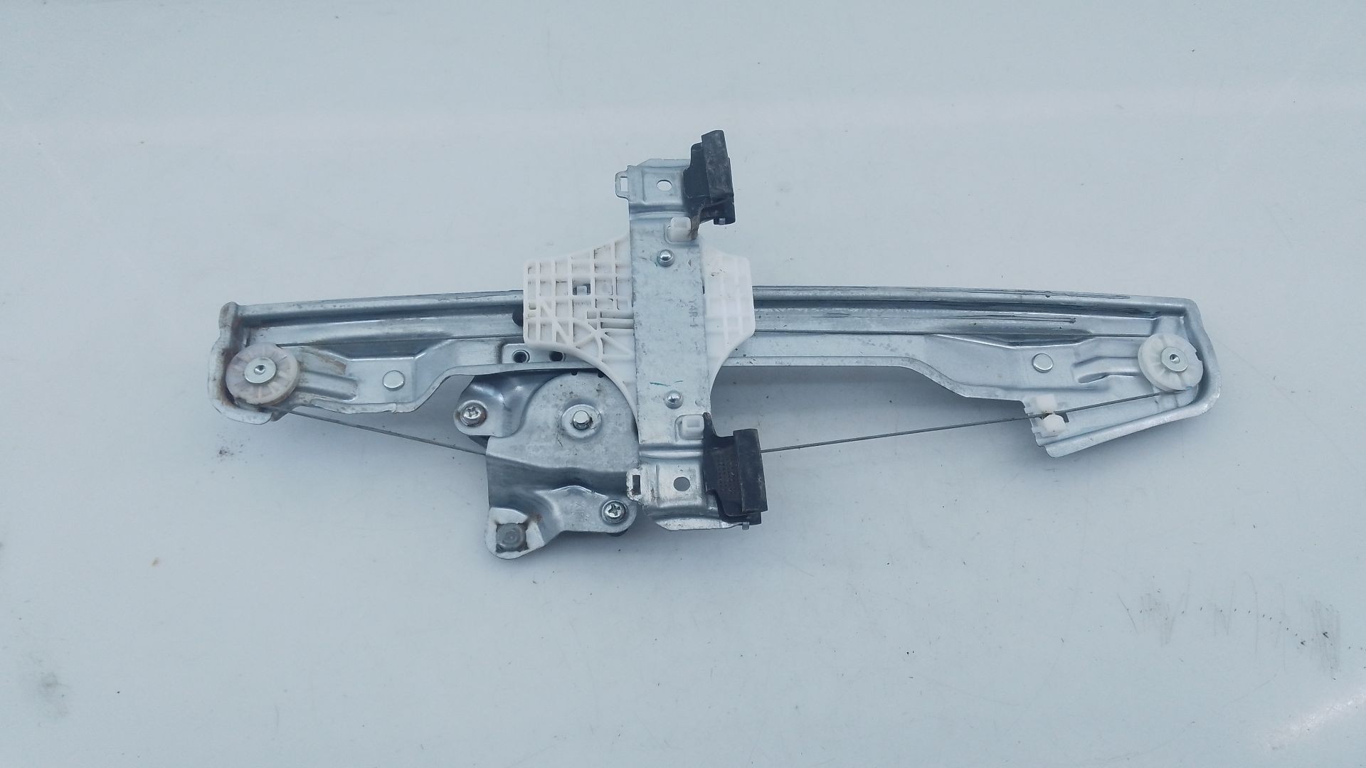 ELEVALUNAS TRASERO DERECHO SSANGYONG TIVOLI 98840X1010 / E1-B3-52-2 98840X1010E1B3522 - Vista 3