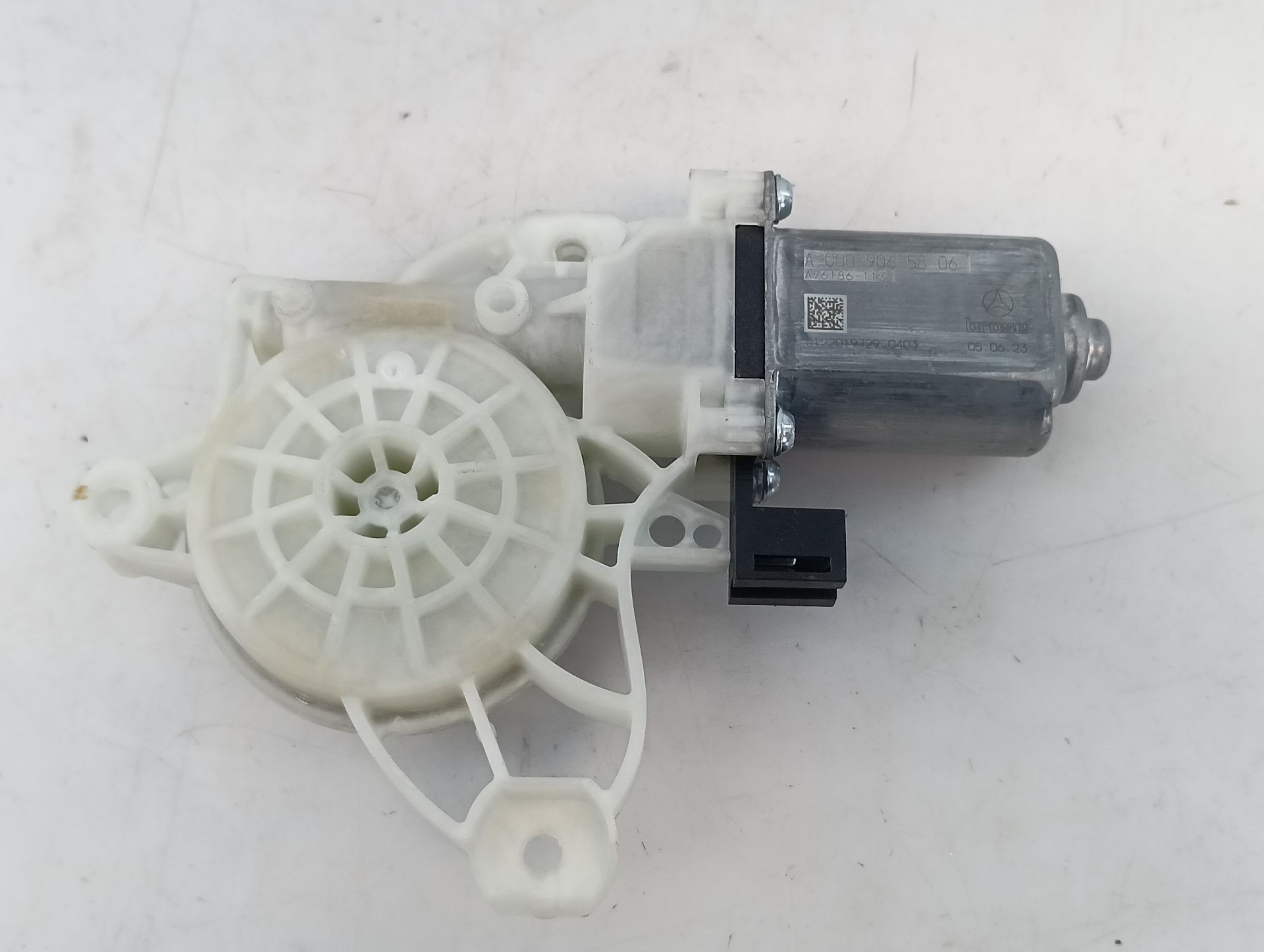 MOTOR ELEVALUNAS DELANTERO IZQUIERDO MERCEDES-BENZ CLASE A (W177) A0009065806 / E1-A2-35-2 A0009065806E1A2352 - Vista 2