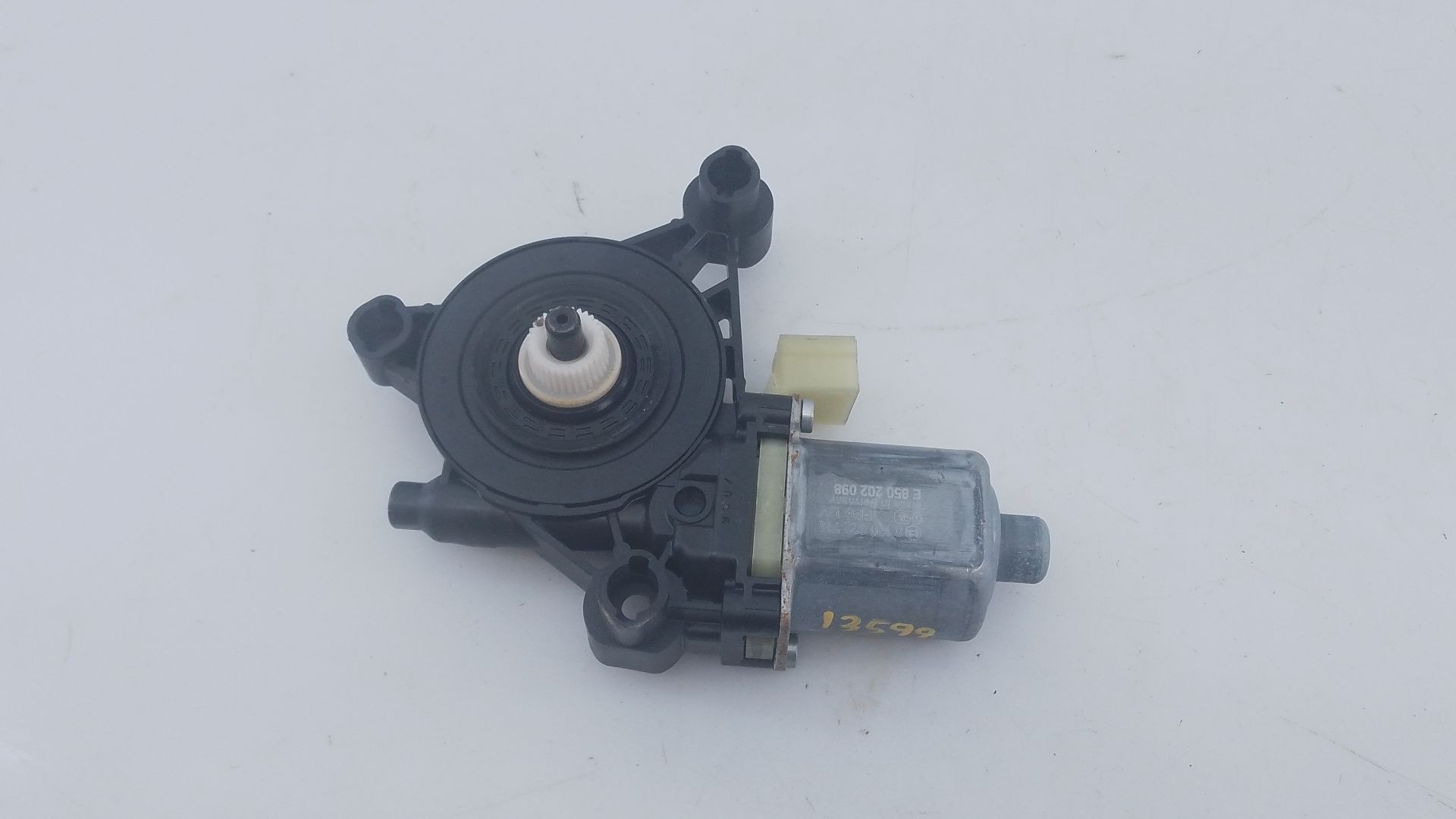 MOTOR ELEVALUNAS DELANTERO IZQUIERDO VOLKSWAGEN T-ROC (A11, D11) 0130822714 / E1-B6-3-1 0130822714E1B631