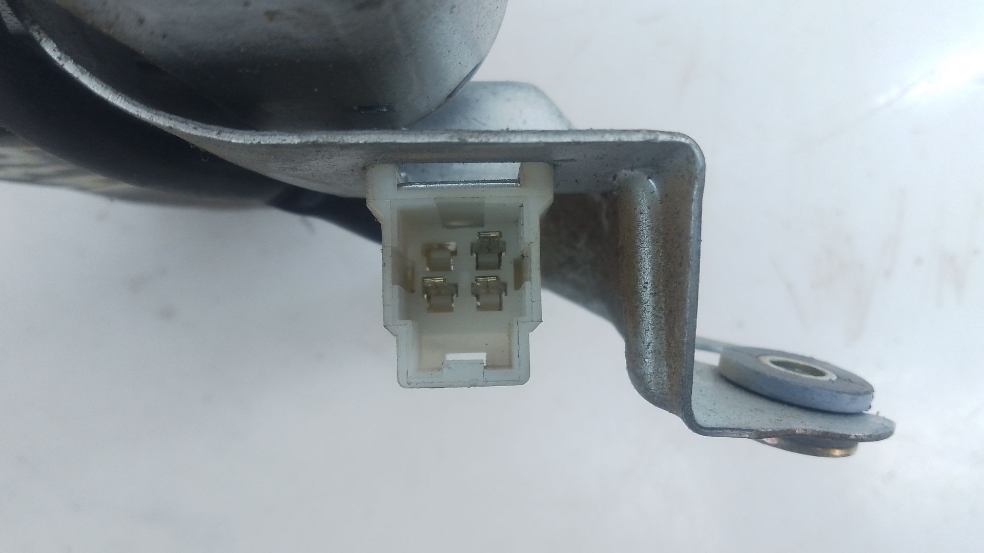 MOTOR LIMPIA TRASERO NISSAN TERRANO II (R20) 287000X000 / E2-A4-5-2 / 0390201561 287000X000E2A4520390201561 - Vista 3