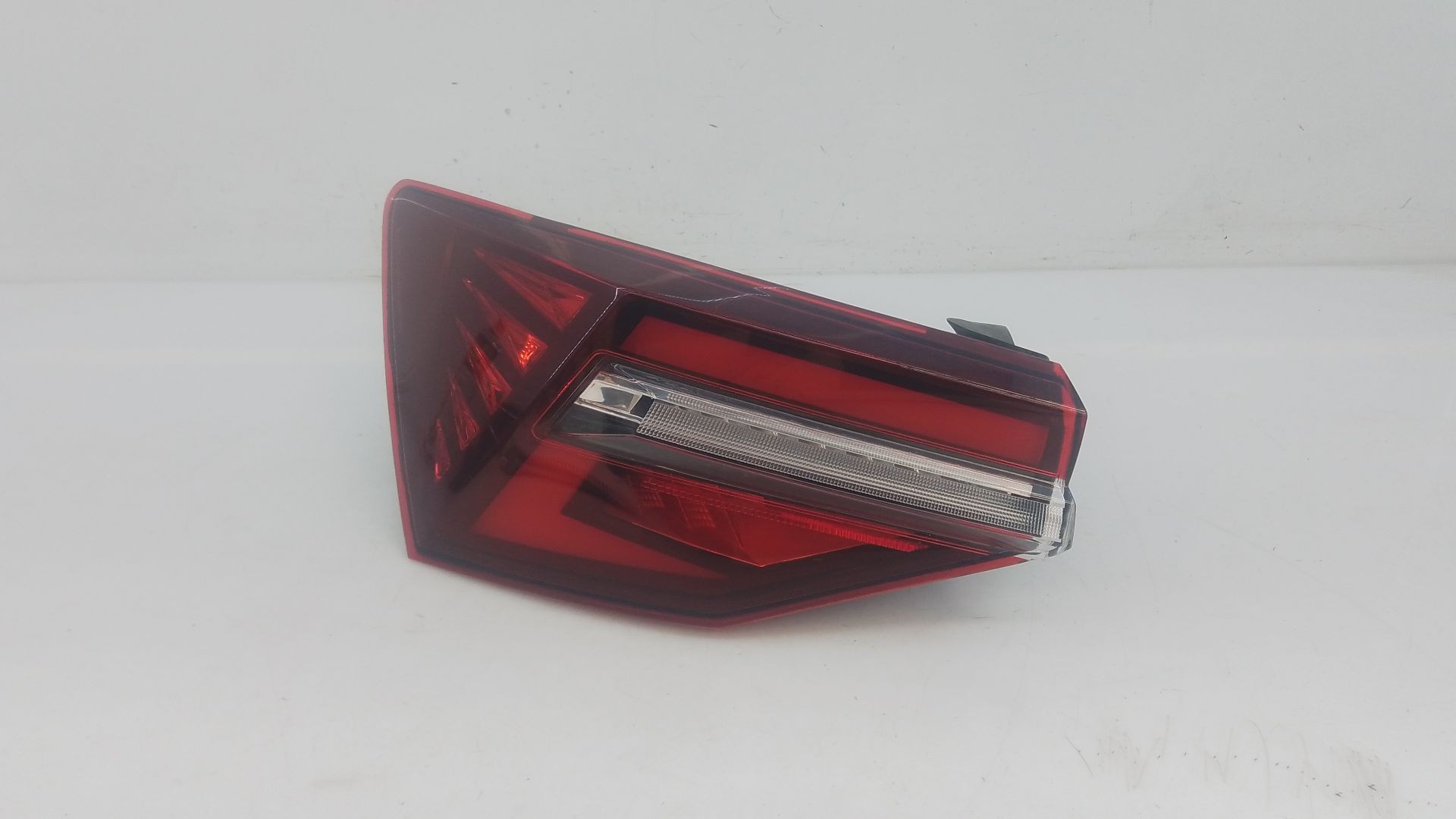 PILOTO TRASERO IZQUIERDO SKODA KAROQ (NU7, ND7) 57A945207C / E1-A5-15-2 57A945207CE1A5152