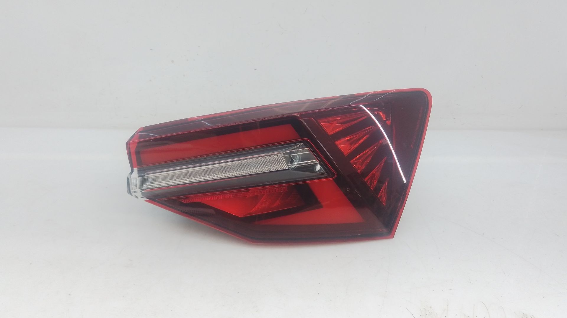 PILOTO TRASERO DERECHO SKODA KAROQ (NU7, ND7) 57A945208C / E1-A5-15-2 57A945208CE1A5152